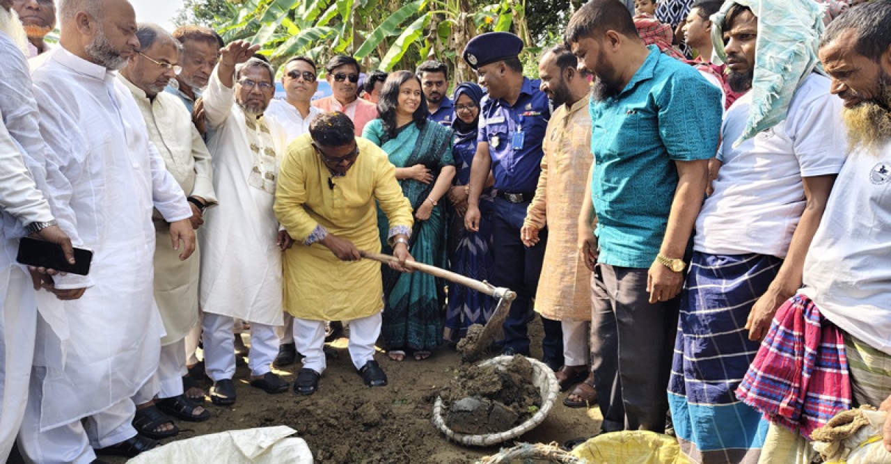 বড়াইগ্রাম উপজেলার মির্জা মাহমুদ খাল খনন কাজের উদ্বোধন