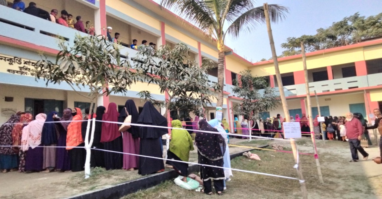 বগুড়ায় সকাল থেকেই ভোটারদের লম্বা লাইন