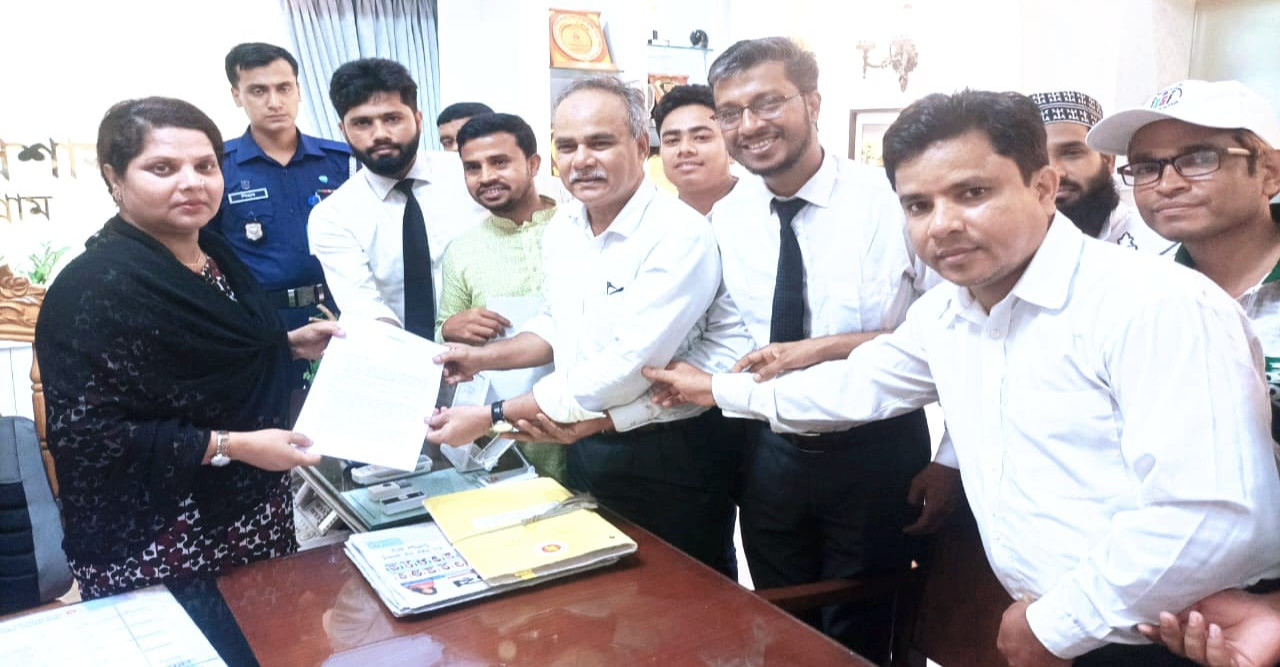 বাঁশখালী চকরিয়া সড়কটি চার লাইনে উন্নীত করার দাবিতে ডিসি অফিসে  স্মারক লিপি প্রধান