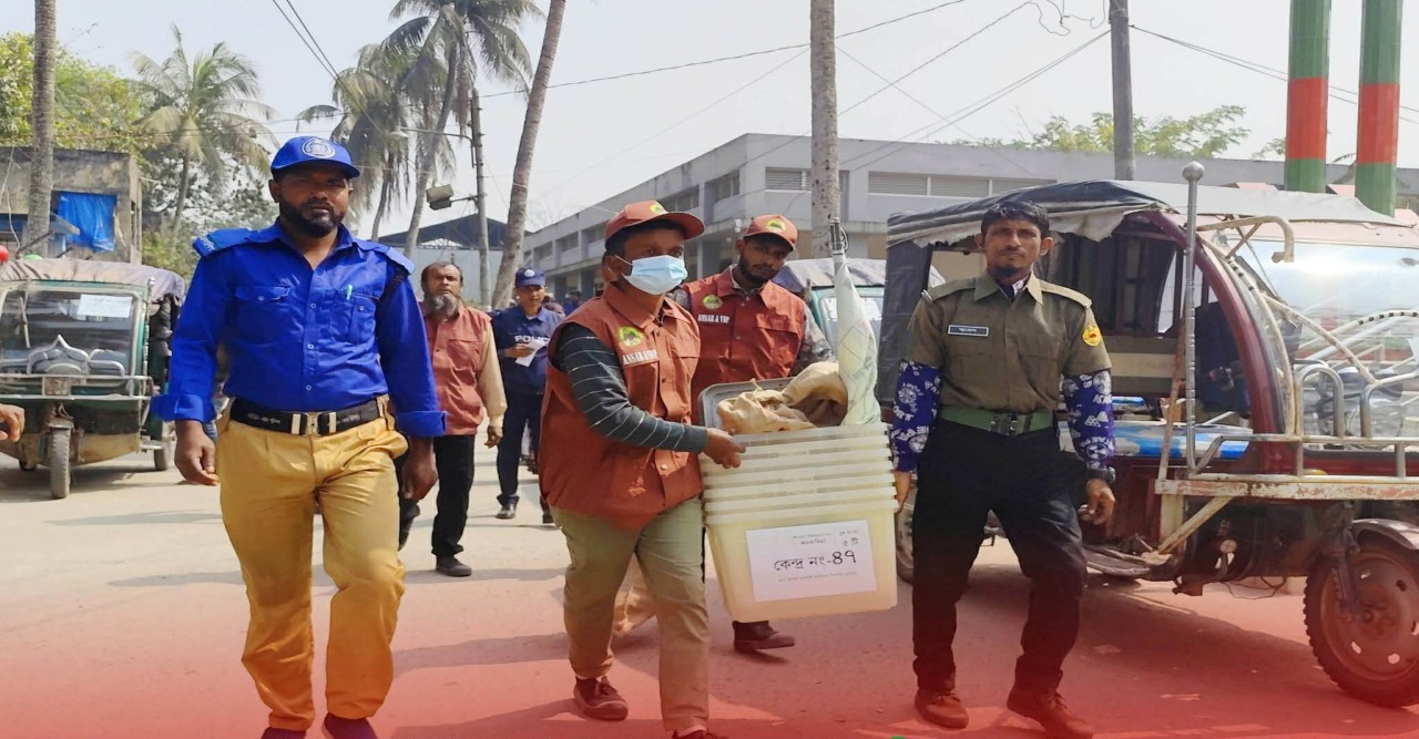 ভোটের প্রস্তুতি সম্পন্ন: বাউফলে কেন্দ্রে যাচ্ছে সরঞ্জাম