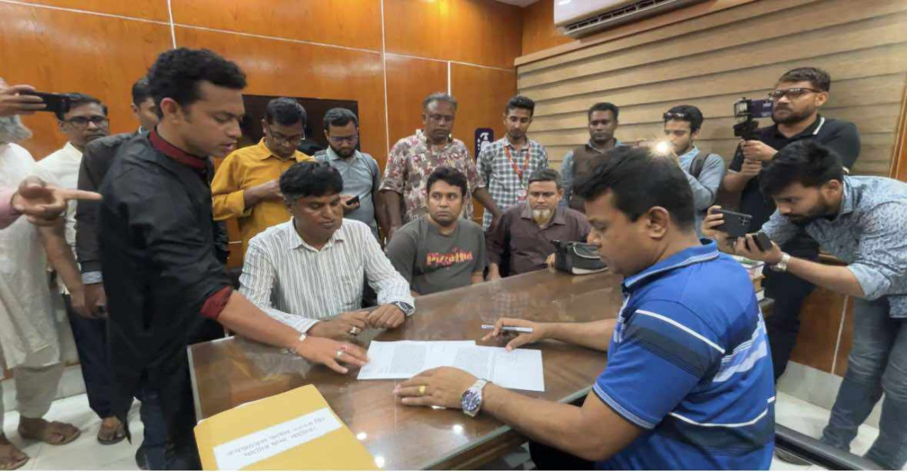 নাটোরে সাংবাদিকদের হামলার ঘটনায় বরখাস্ত পুলিশ সুপারের বিরুদ্ধে অভিযোগ দায়ের