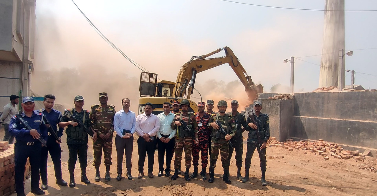 রাণীনগরে সাবেক এমপির ইটভাটাসহ দুটি ভাটা গুড়িয়ে দিয়েছে প্রশাসন