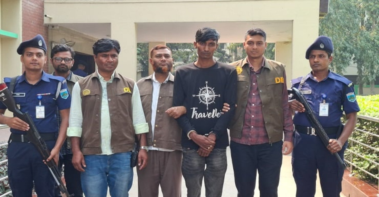 নওগাঁয় এসপি বডিগার্ড পরিচয়ে চাদা দাবি, আটক প্রতারক