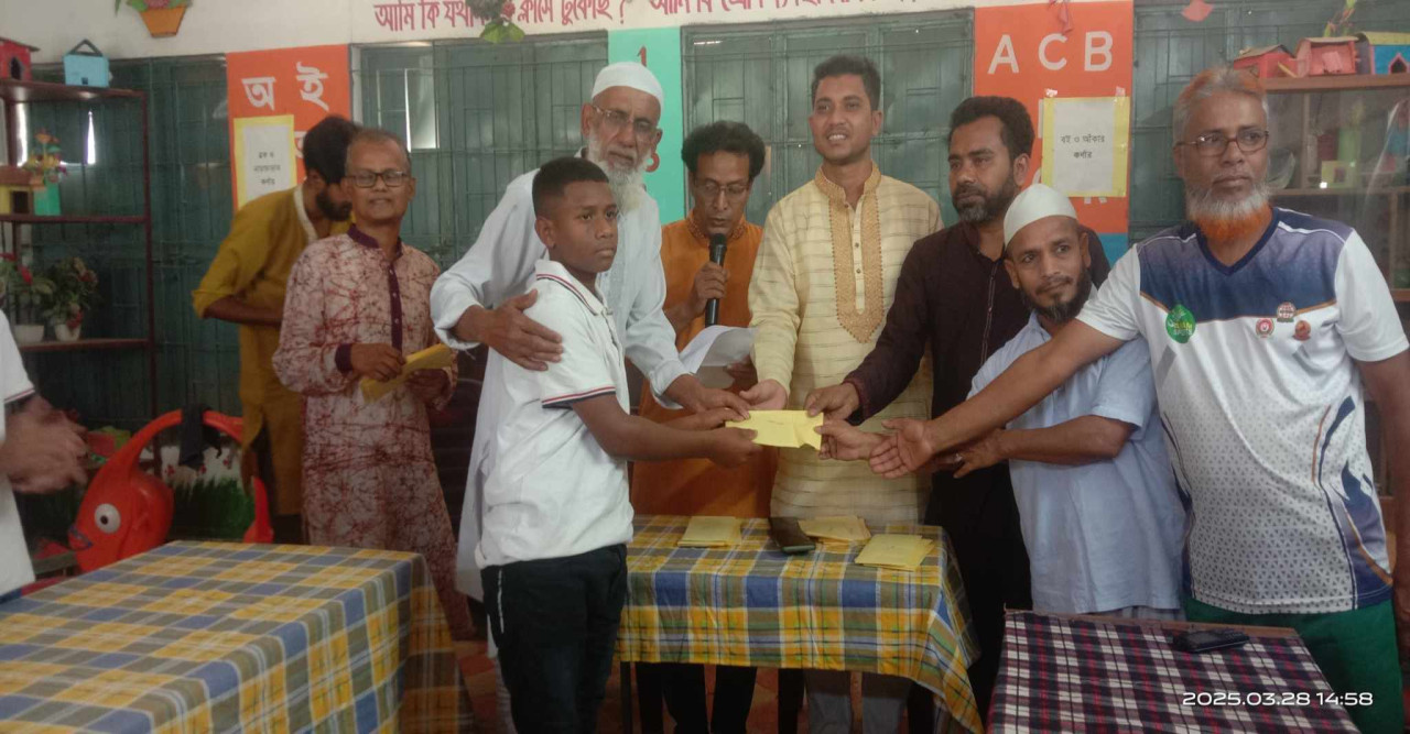 বিভাগীয় চ্যাম্পিয়ন হওয়ায় ফুটবল দলকে সম্মানী দিলেন উৎসব