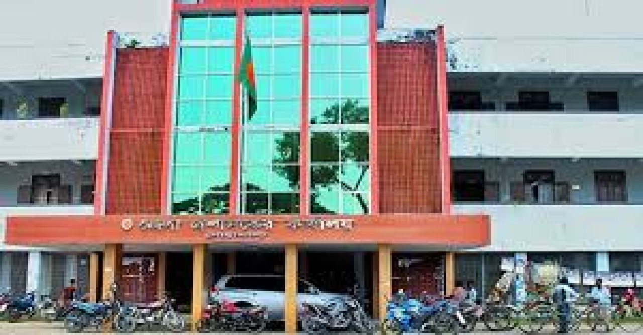 ভাড়াটিয়ার দোকানে তালা, অতিরিক্ত জেলা প্রশাসকের বিরুদ্ধে মামলা