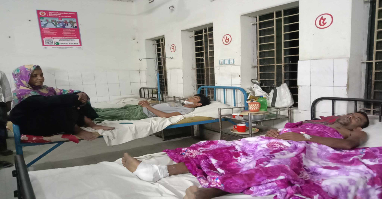 মাইন্দাকোলা বিলের জমি জবর দখলের চেষ্টা প্রতিপক্ষের অতর্কিত হামলায় স্কুলছাত্র ও এক নারীসহ আহত ৩