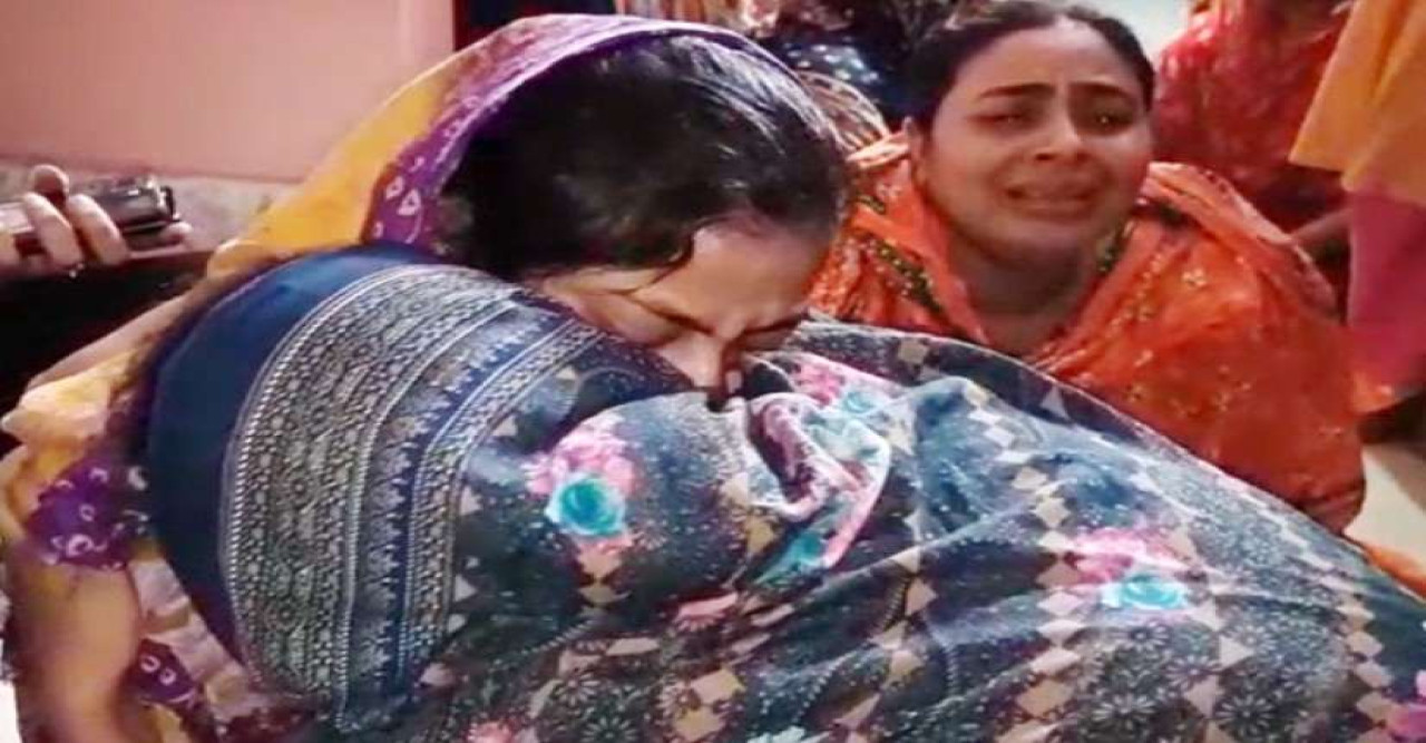 বাবার লাশ মর্গে রেখে কাঁদতে কাঁদতে পরীক্ষা কেন্দ্র মেয়ে হত্যা কারীদের বিচার চাই ওদের ফাঁসি চাই