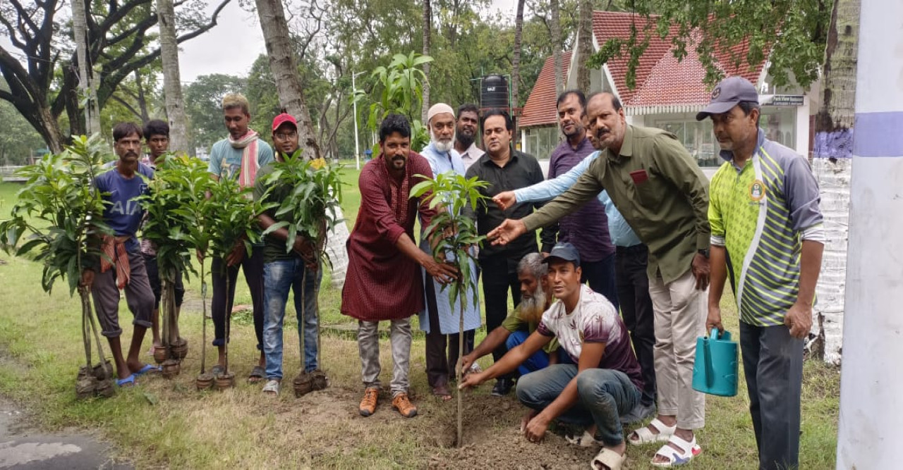 রাজশাহী বোটানিক্যাল গার্ডেন ও চিড়িয়াখানায় বৃক্ষ রোপণ