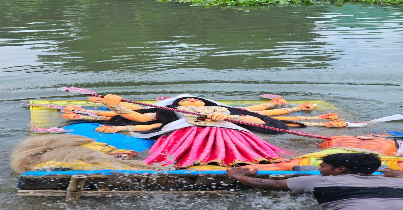তাহেরপুরে শান্তিপূর্ণ ভাবে প্রতিমা বিসর্জন