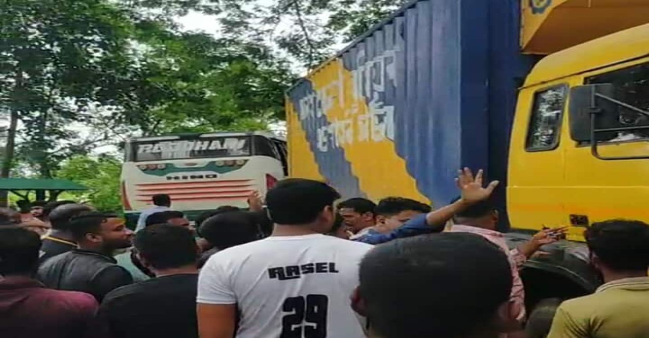 বেনাপোলে বাস তল্লাশি নিয়ে ড্রাইভারকে মারধর : সড়ক অবরোধ