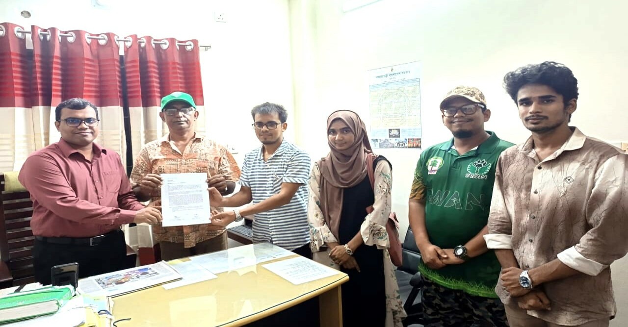 রাজশাহী সার্কিট হাউসের শতবর্ষী বৃক্ষ রক্ষায় তিন দফা দাবিতে স্মারকলিপি প্রদান