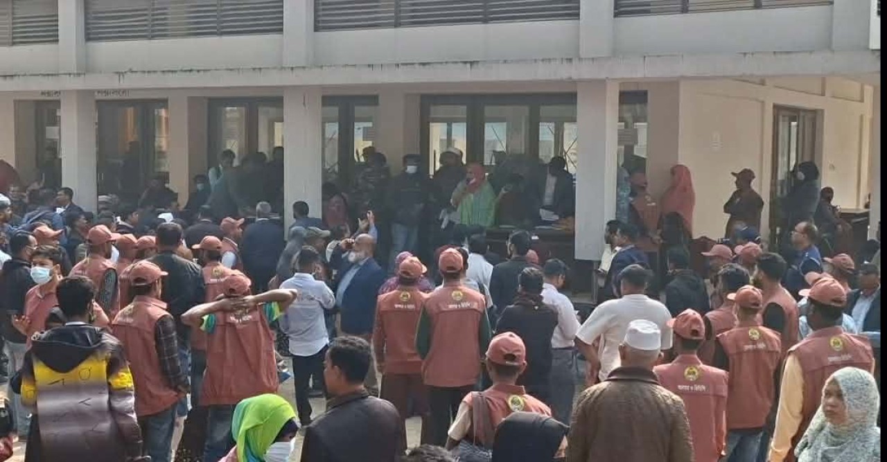 নরসিংদীর ৫টি আসনের ভোট কেন্দ্রে যাচ্ছে নির্বাচনি সরঞ্জাম