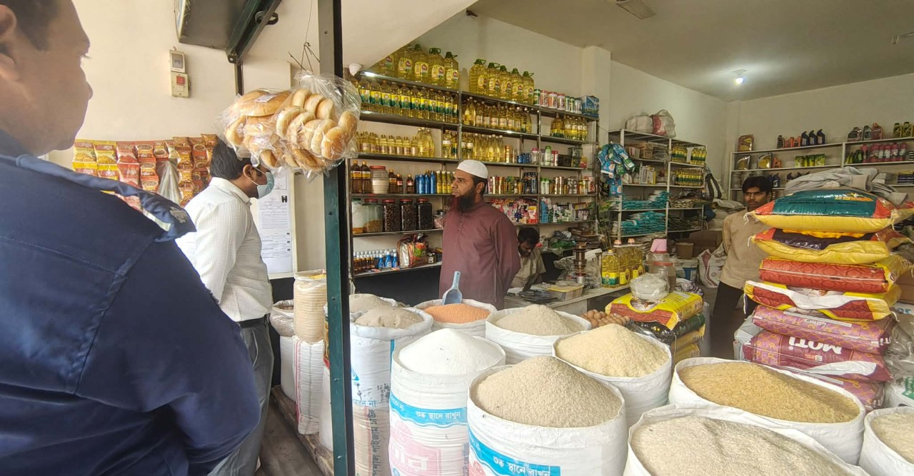 নাটোরের  নলডাঙ্গায় জ্বালানি তেলের দাম বেশি রাখায় ১০ হাজার টাকা জরিমানা