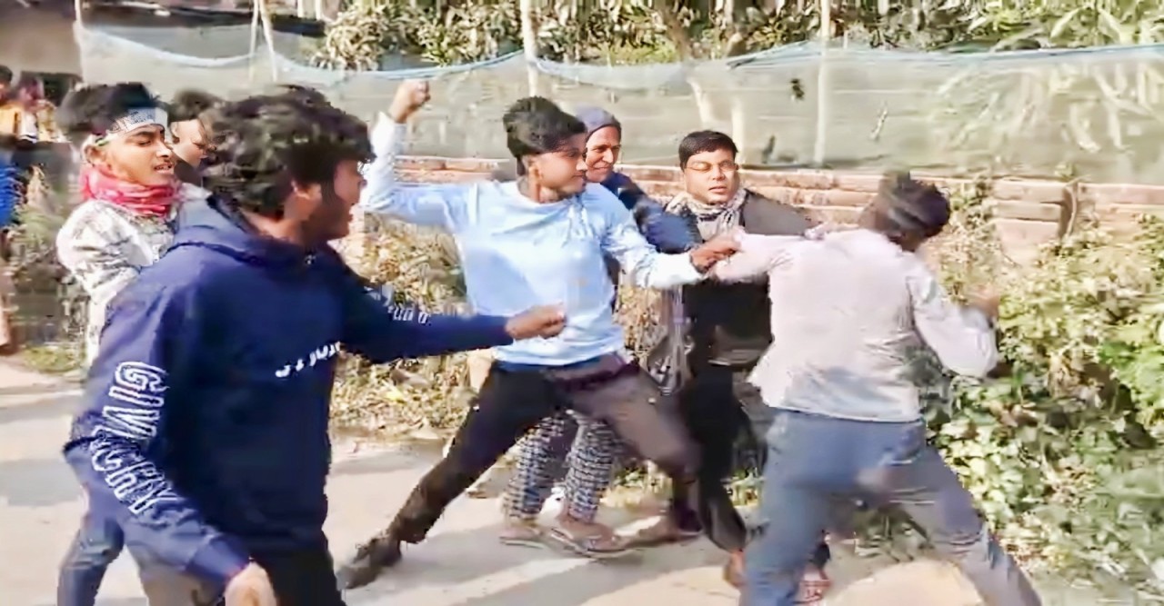 রাজশাহী-৫ আসনে নওপাড়া কেন্দ্রে ধাক্কাধাক্কি