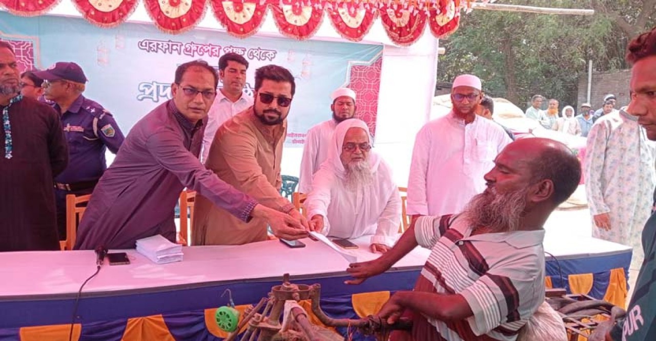 চাঁপাইনবাবগঞ্জে এরফান গ্রুপের হতদরিদ্র পরিবারের মাঝে অনুদান প্রদান