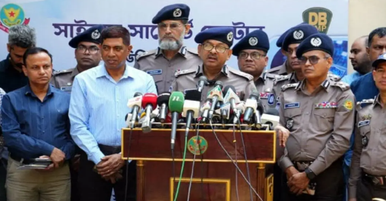 পুলিশের মনোবল ভাঙলে ফের লাঠি নিয়ে বাড়িঘর পাহারা দিতে হবে :  ডিএমপি কমিশনার