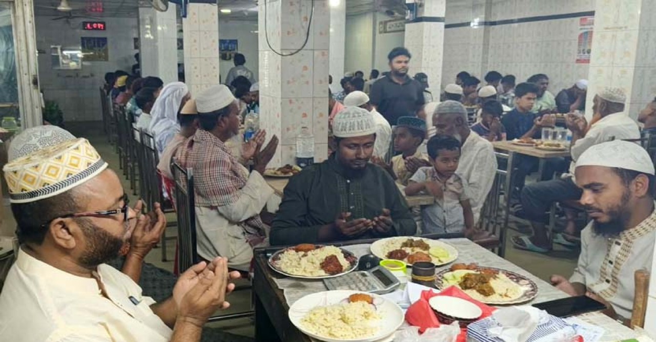 রুচিতা হোটেল এন্ড রেস্টুরেন্টের ইফতার ও দোয়া মাহফিল