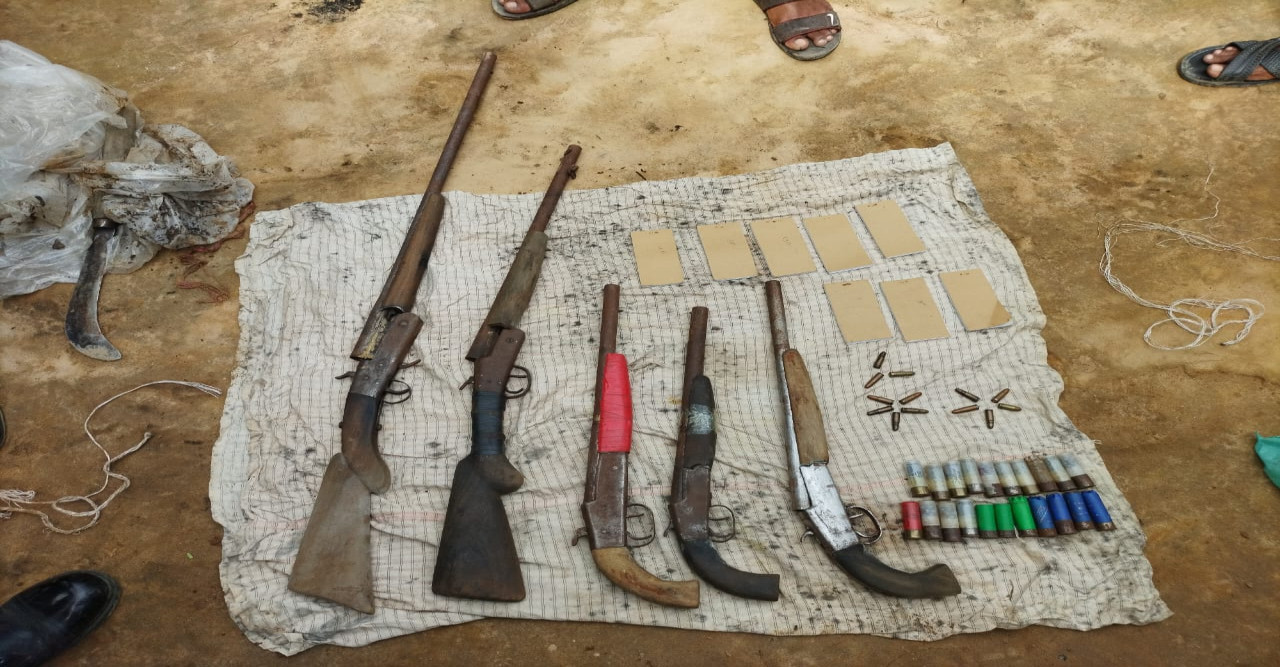 সন্ত্রাস দমনে খাগড়াছড়িতে সেনাবাহিনীর অভিযানে অস্ত্র ও গোলাবারুদসহ সন্ত্রাসী আটক