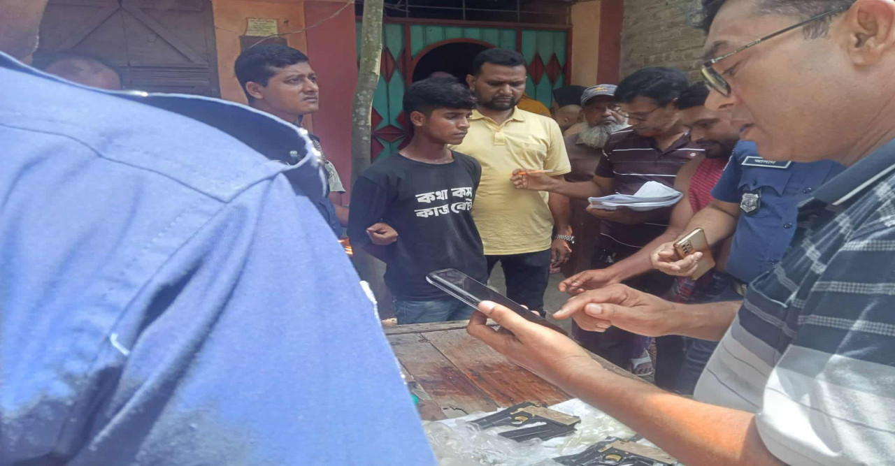 বাঘায় দু’টি বিদেশী পিস্তল ম্যাগজিন-গুলি সহ যুবক আটক