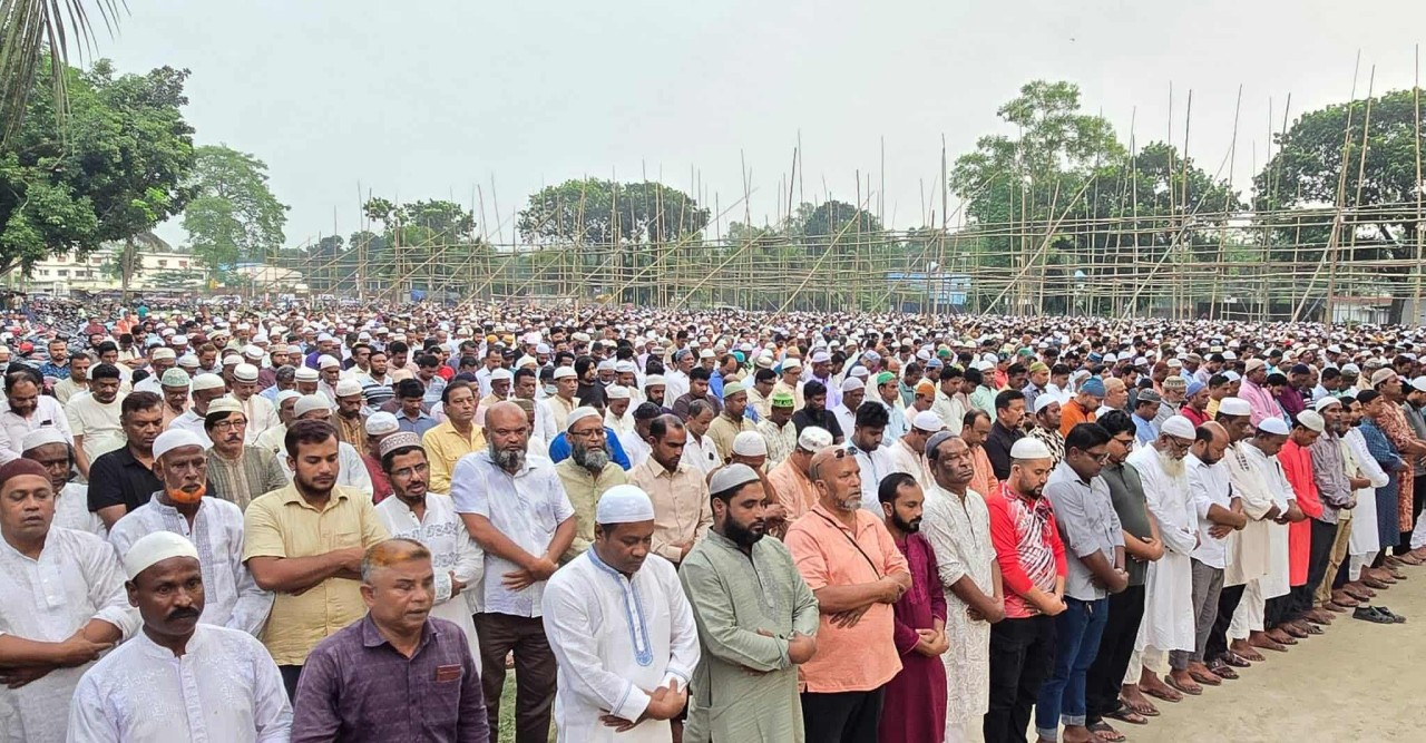 রংপুর জেলা বিএনপির সদস্য সচিব বিএনপি নেতা আনিছুর রহমান লাকুর জানাজায় মানুষের ঢল