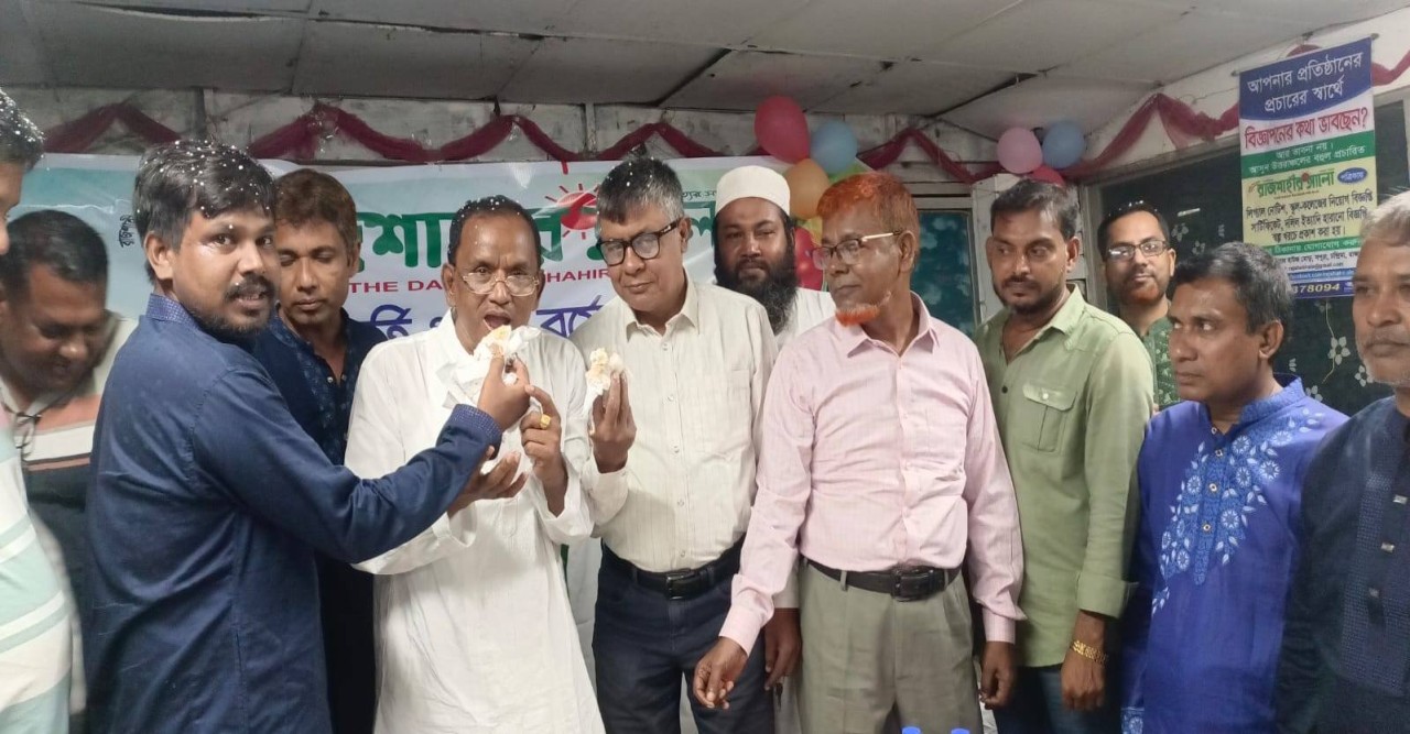 জমকালো আয়োজনে “দৈনিক রাজশাহীর আলো”র ১৫ বর্ষপূর্তি উদযাপন