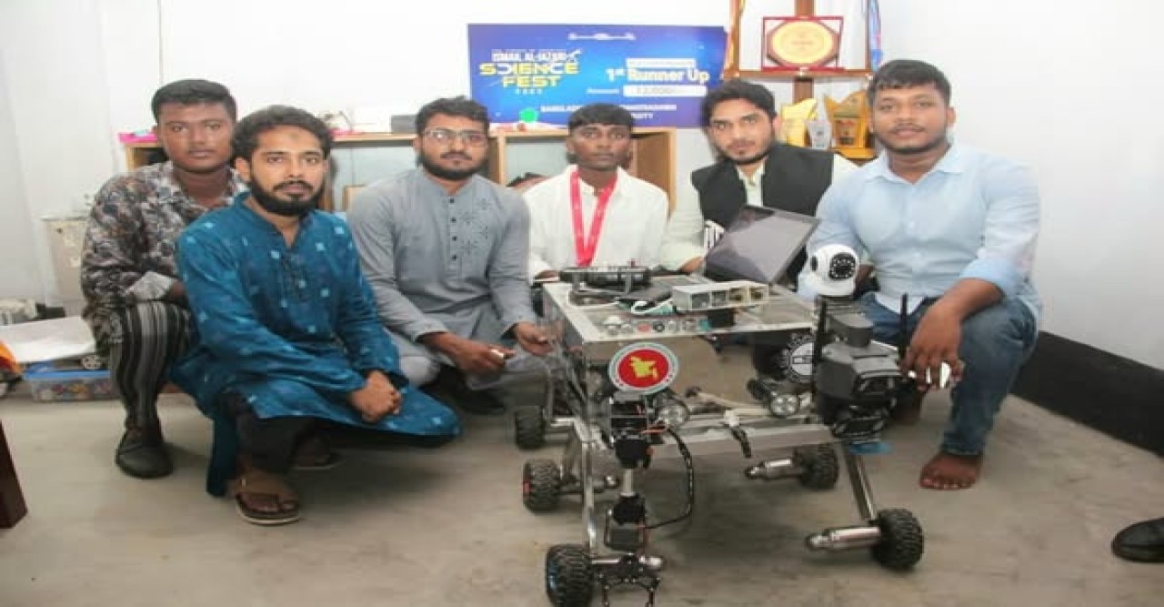 ‘হেক্সাগার্ড রোভার’ রোবটের উদ্ভাবক তরুণ জিহাদ-এর পাশে দাঁড়ালেন তারেক রহমান