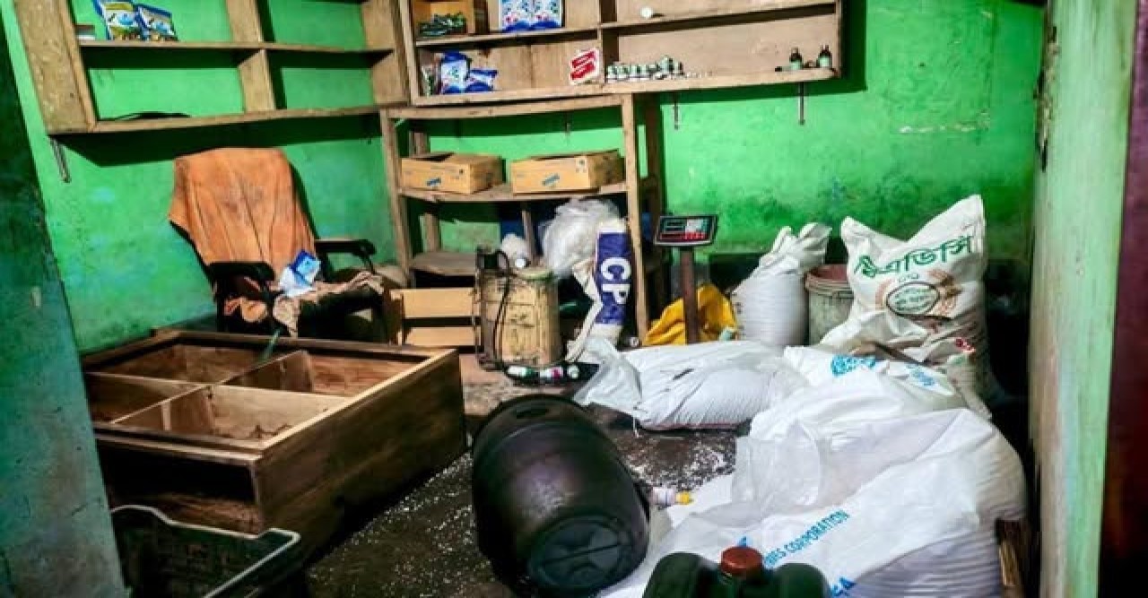 রাজশাহীর পুঠিয়ায় ঈদগাহ মাঠের কমিটি নিয়ে বিএনপির দুই গ্রুপে সং'ঘর্ষ: কার্যালয় ভা'ঙ'চু'র ও অগ্নি'সংযোগ আহত-১০