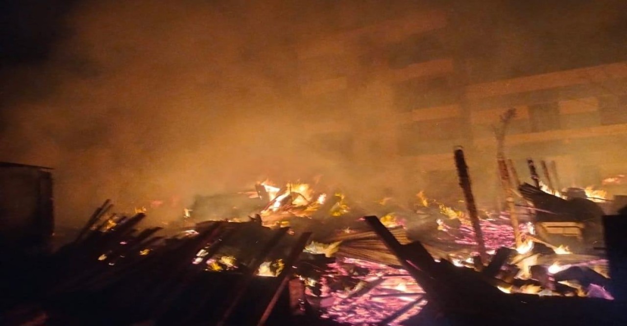 যশোর নওয়াপাড়া আগুনে ১২টি দোকান পুড়ে ছাই, ক্ষতি প্রায় দেড় কোটি টাকা