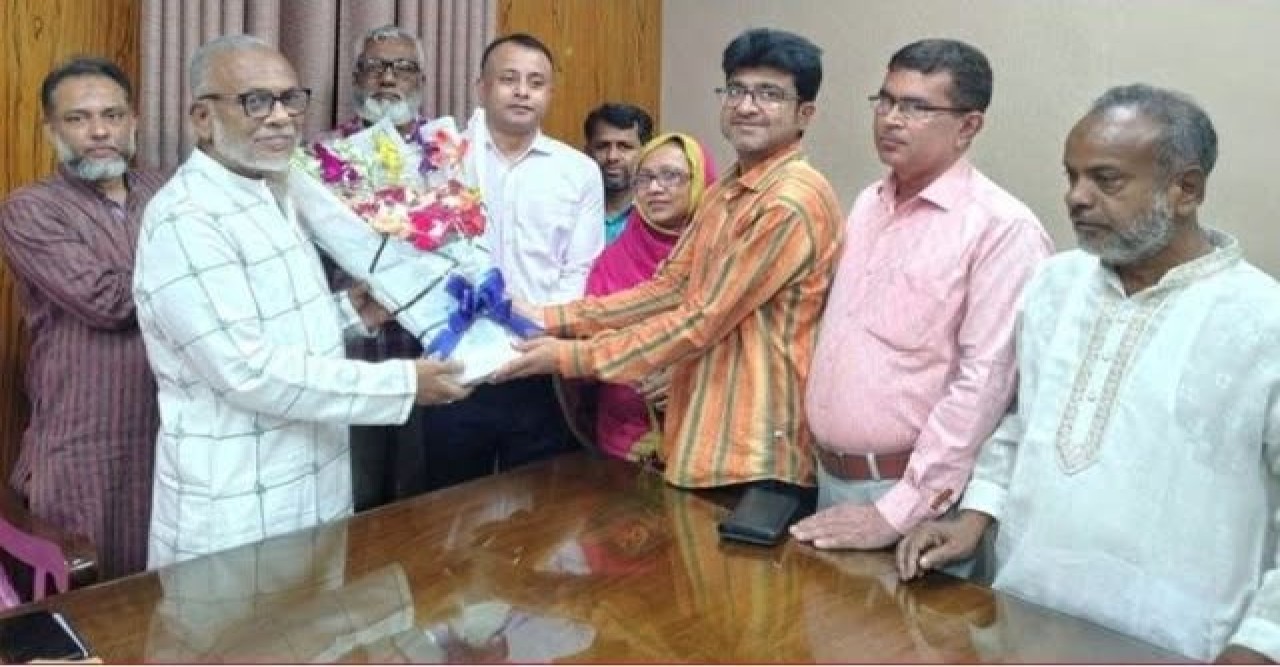 যশোর জেলা পরিষদে প্রশাসকের দায়িত্ব বুঝে নিলেন দেলোয়ার হোসেন খোকন, ফুল দিয়ে বরণ