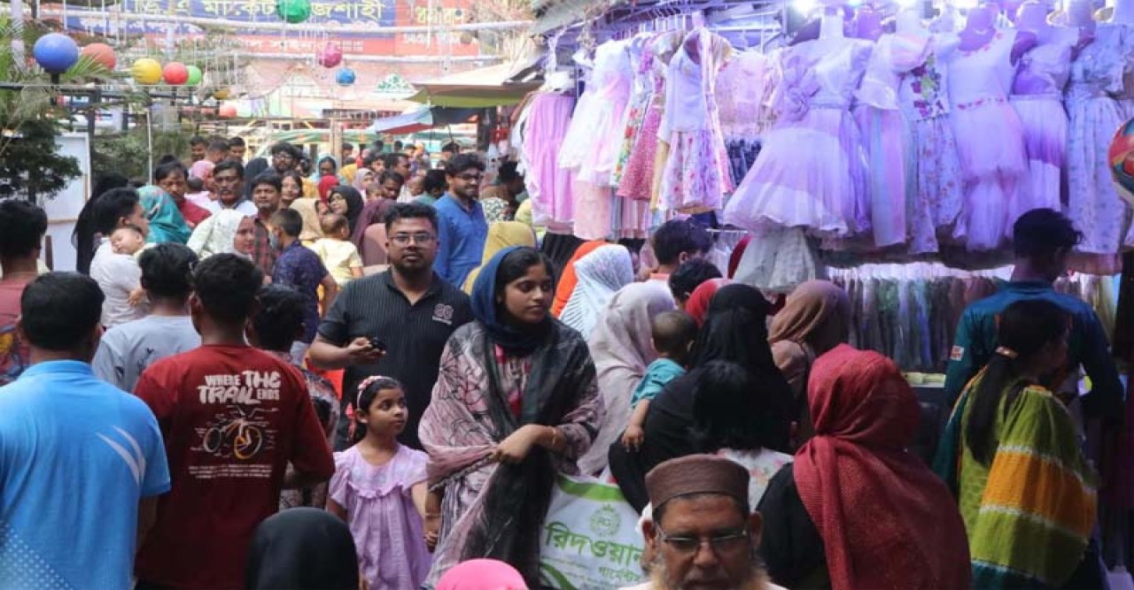 অভিজাত শপিং মল থেকে ফুটপাত পর্যন্ত কেনাকাটার ধুম