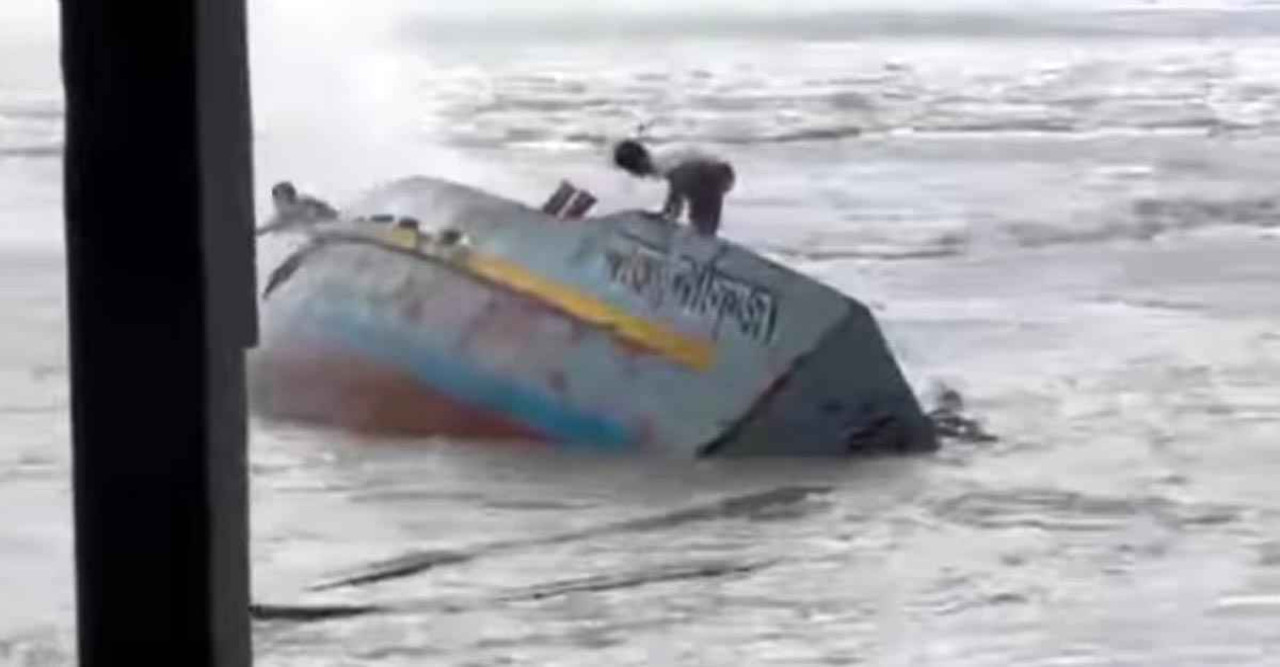 তীব্র স্রোতের কবলে পড়ে মেঘনায় ডুবলো বালুবোঝাই বাল্কহেড