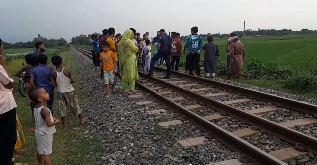 পীরগঞ্জে রেললাইনে মাদক সেবনের সময়  ট্রেনে কাটা পড়ে যুবকের মৃত্যু