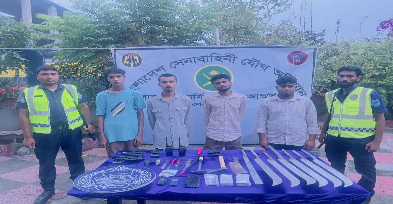 জামগড়ায় কিশোর গ্যাং এর অপহরণ, অস্ত্র-জাল টাকা ও দেহব্যবসার আলামতসহ চারজন গ্রেফতার