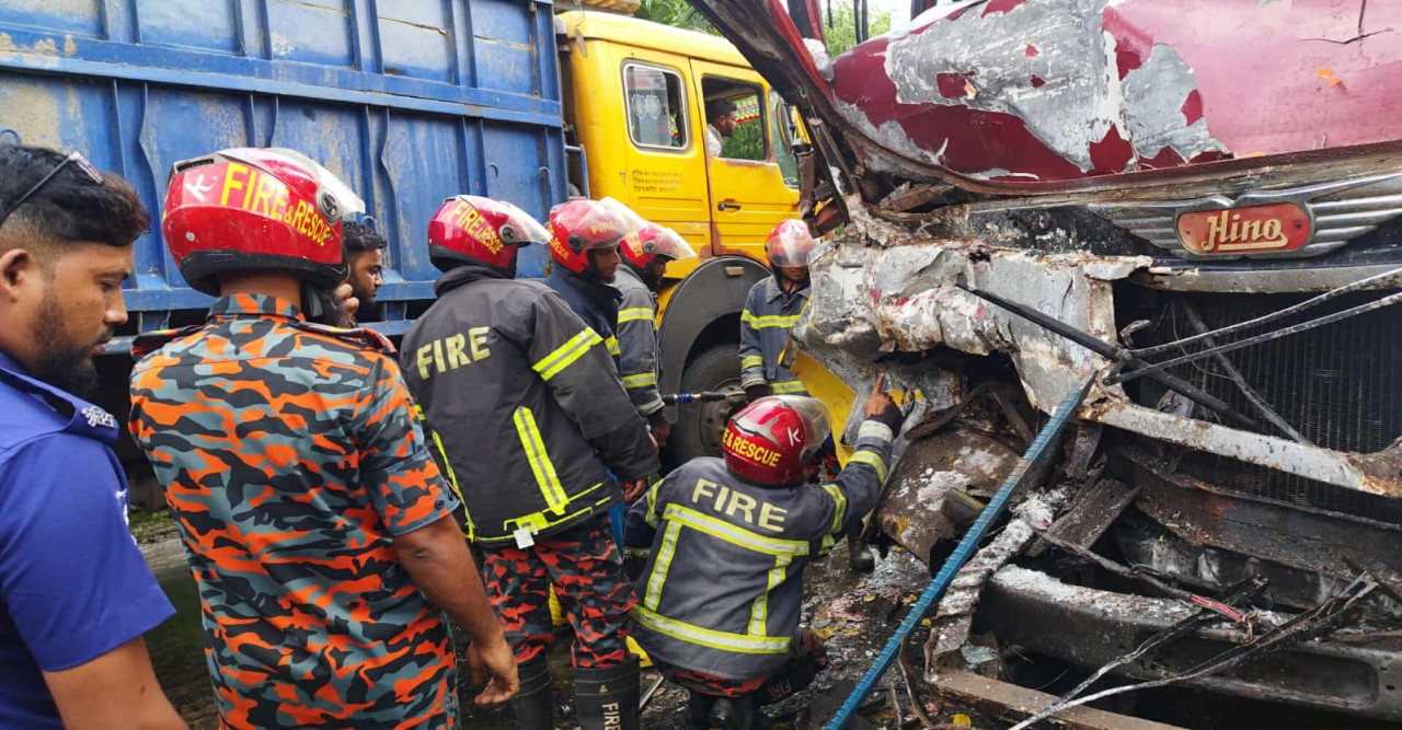 রাজবাড়ীর কালুখালীতে বাস-ট্রাক  মুখোমুখি সংঘর্ষে আহত ২২