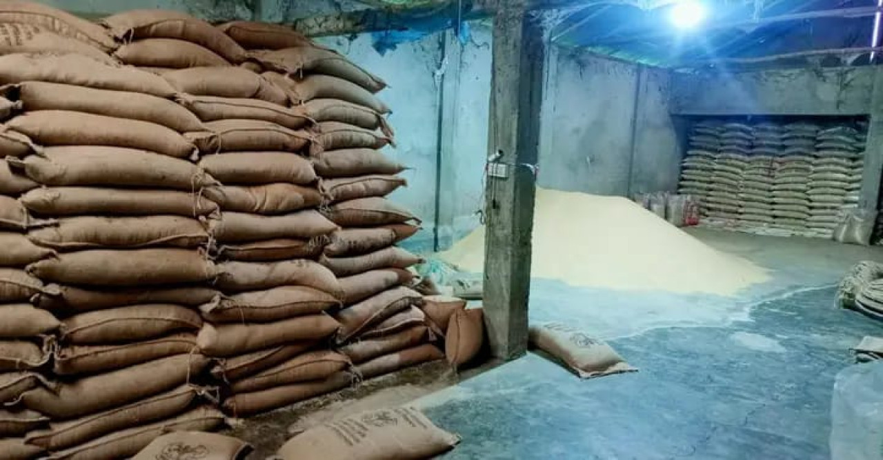 বীরগঞ্জে ৫৩৩ বস্তা সরকারি চাল জব্দ: গোডাউনে তালা, তদন্তে প্রশাসন