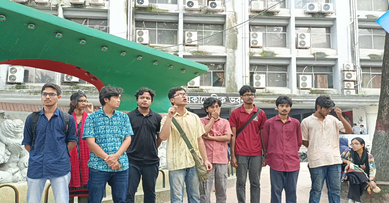 নীলফামারিতে শ্রমিক হত্যার প্রতিবাদে জগন্নাথ বিশ্ববিদ্যালয়ে বিক্ষোভ পালন