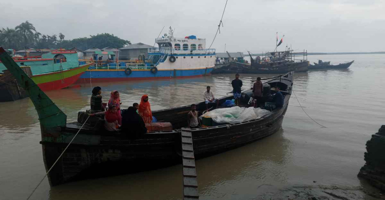 হাতিয়ায় নৌ-যোগাযোগ স্বাভাবিক, নামতে শুরু করছে জোয়ারের পানি