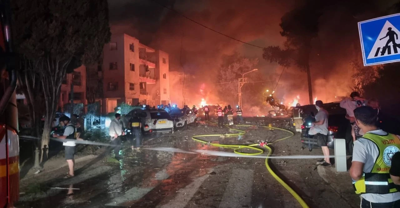 ইরানের হাইপারসনিক ইসরায়েলের হাইফা তেল আবিব ও নেগেভ বিমানঘাঁটিতে আঘাত করেছে