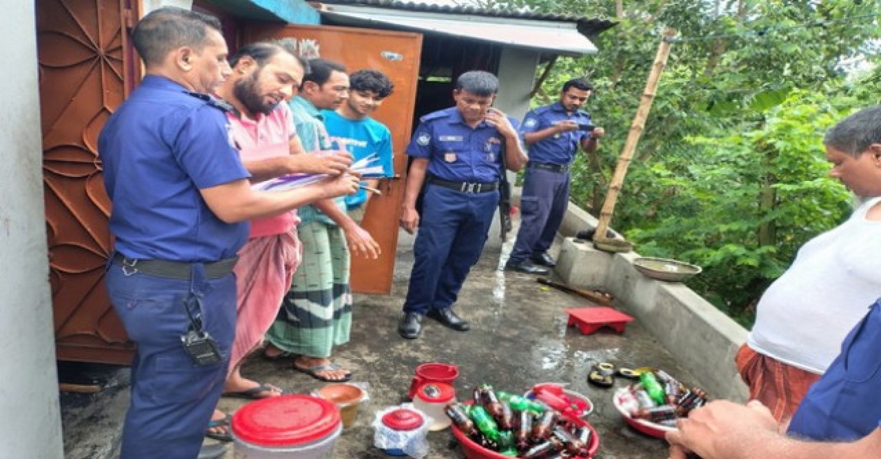 মোহনপুরে বাংলা মদ উদ্ধার