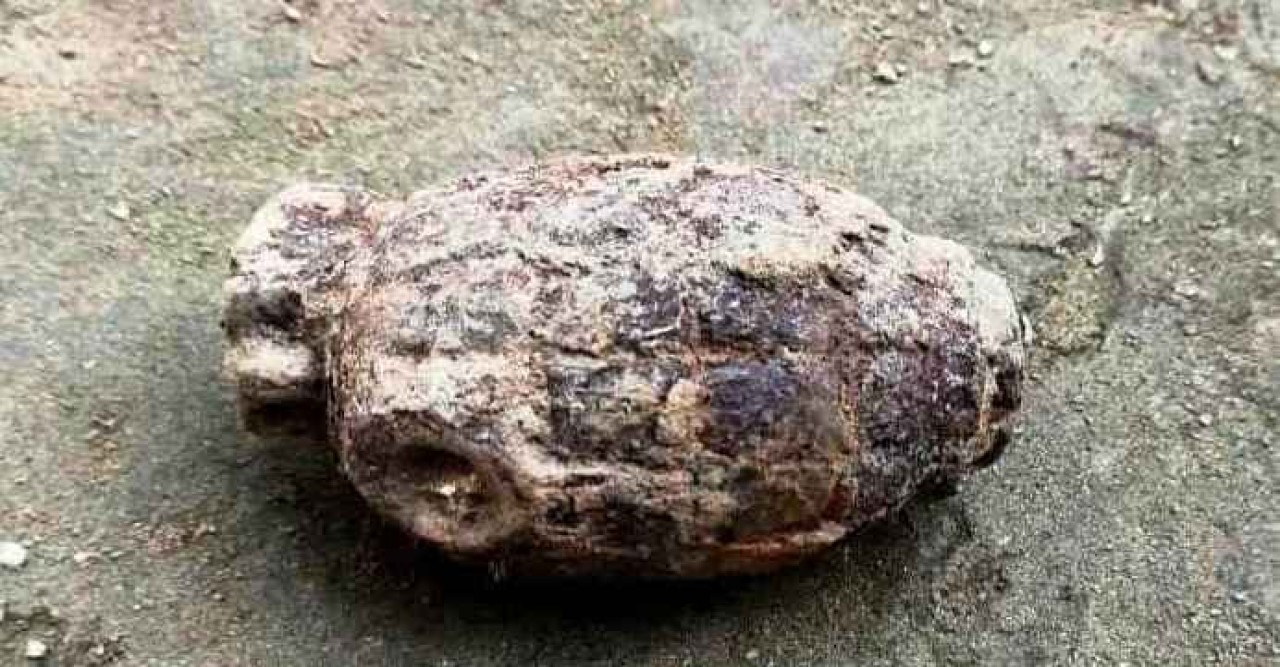 লালমনিরহাটে জমির ড্রেন খুঁড়তে গিয়ে মিলল পরিত্যক্ত গ্রেনেড