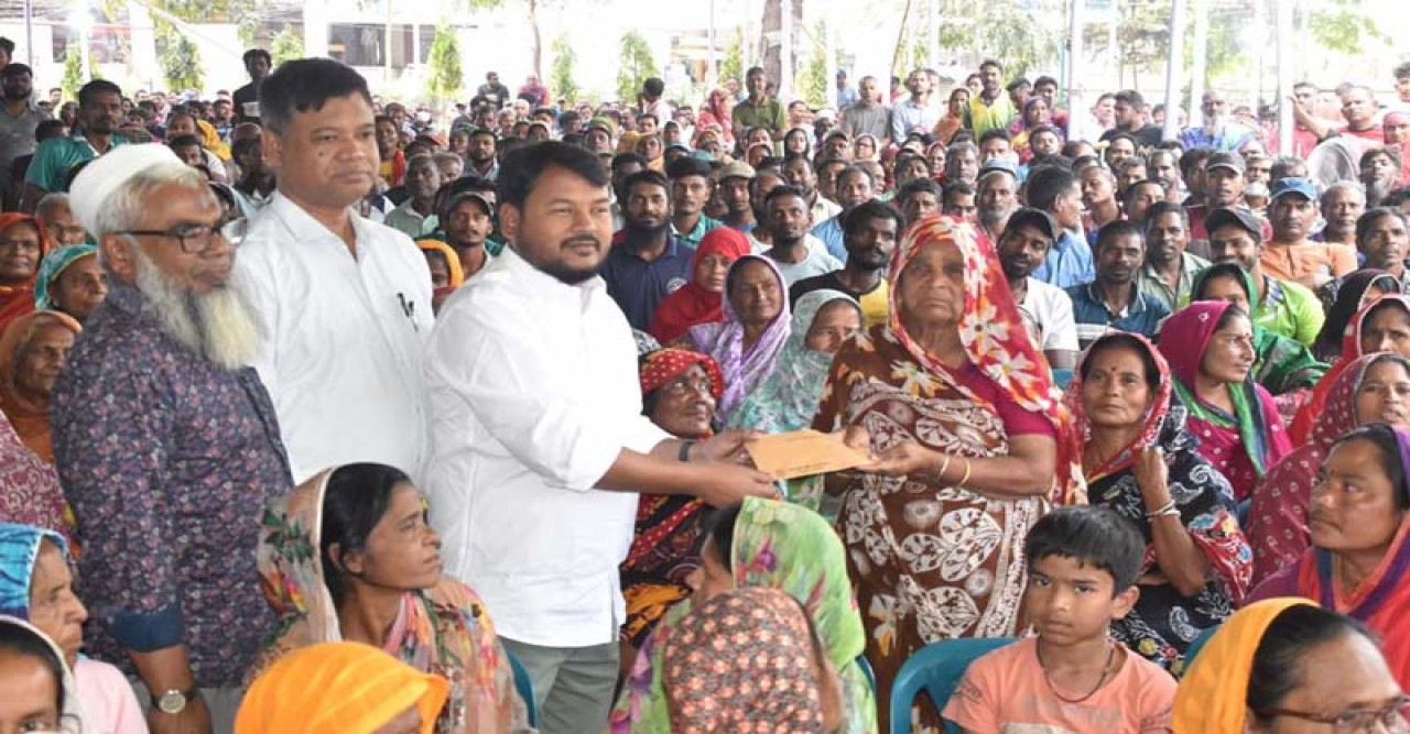 প্রধানমন্ত্রীর ইদ উপহার পেলেন রাসিকের পরিচ্ছন্নকর্মীরা