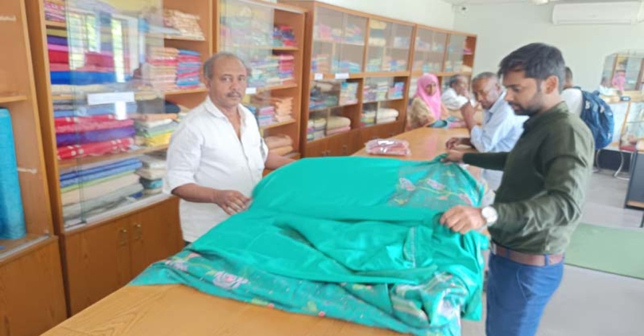 রেশমের তৈরি সুতা থেকে উৎপাদিত কাপড়—বিক্রি হচ্ছে নিজস্ব শোরুমে