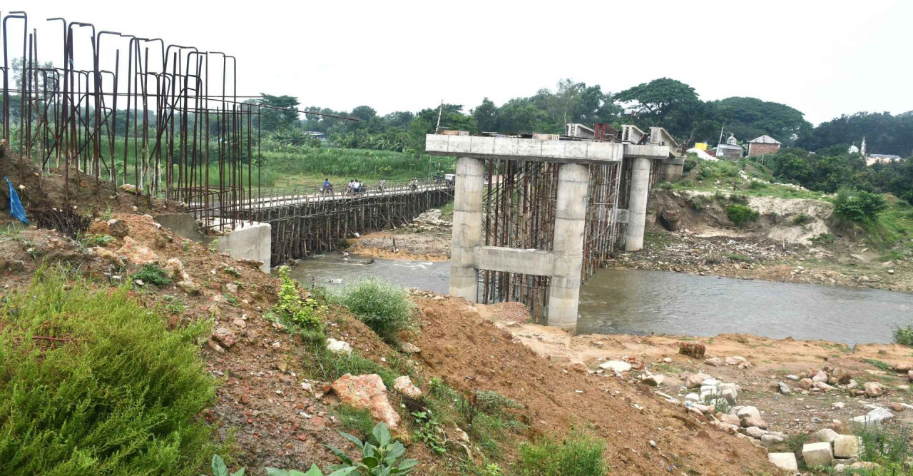 কচ্ছপ গতিতে সেতু নির্মাণ, দুর্ভোগে এলাকাবাসী