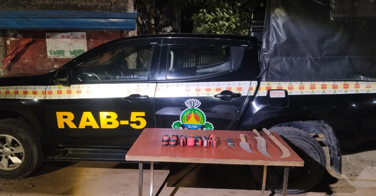 চন্দ্রিমা থানায় র‍্যাবের অভিযান: ২১ ককটেল ও দেশীয় অস্ত্র উদ্ধার