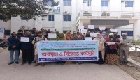 গোমস্তাপুরে স্বাস্থ্য বিভাগীয় সরকারি কর্মচারীদের অবস্থান ও বিক্ষোভ কর্মসূচি পালন