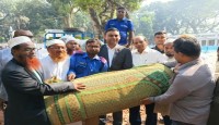 বেনাপোলে ঈদ জামাতের জন্য ৪ হাজার ফিট কার্পেট হস্তান্তর