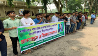 চার দফা দাবিতে মানববন্ধন ও বিক্ষোভ সমাবেশ করেছে- রাবি সাংবাদিকবৃন্দ