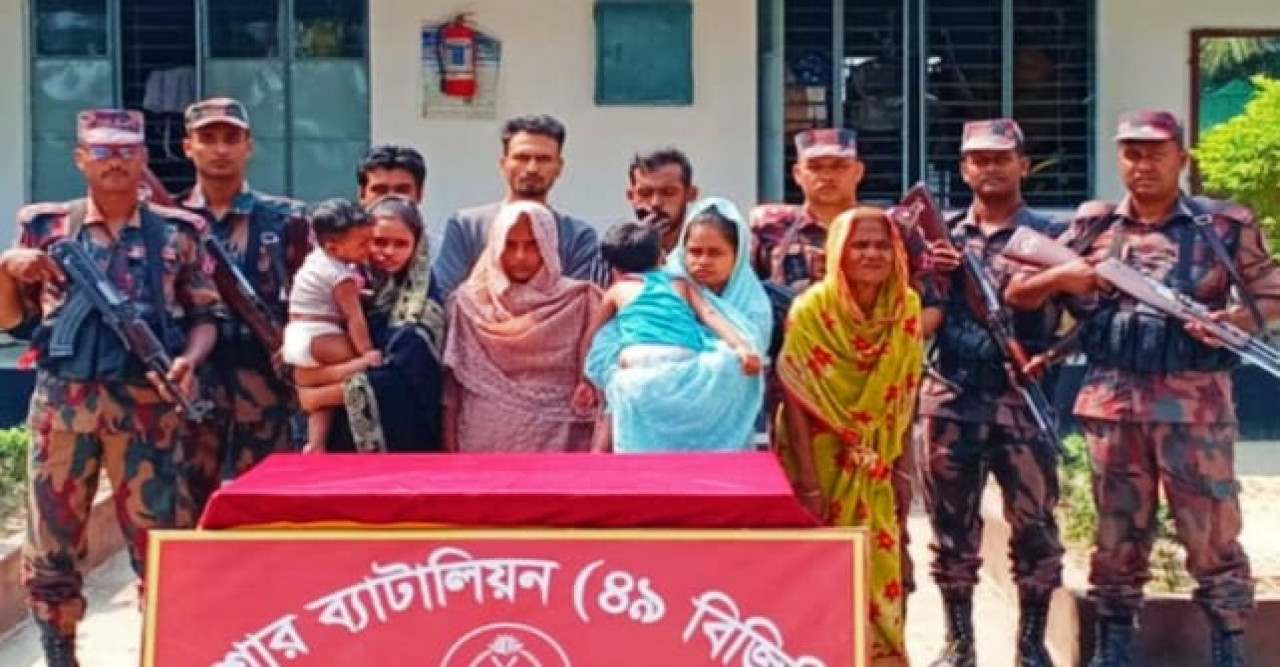 ভারত থেকে চোরাইপথে বাংলাদেশে প্রবেশকালে বেনাপোল সীমান্তে  ৯ বাংলাদেশি আটক
