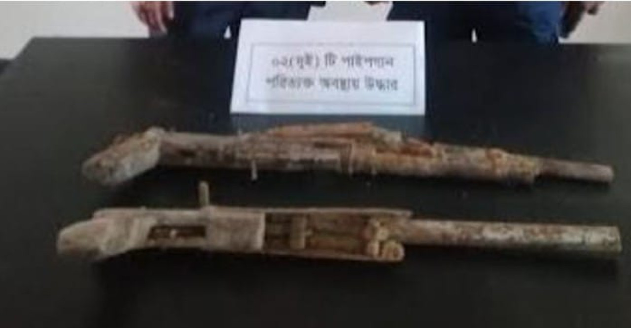 যশোরের শার্শা উপজেলায় ধানক্ষেতে পড়ে ছিলো দু’টি পাইপগান