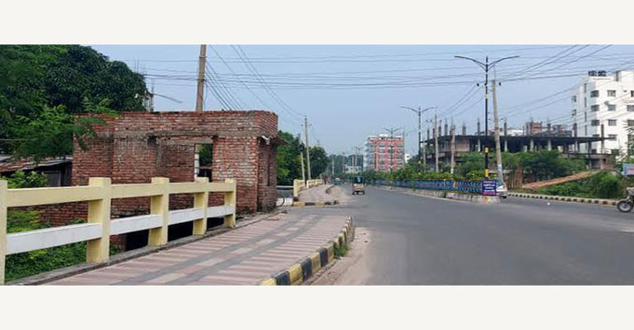 রাজশাহী নগরীর ছোটবনগ্রামে অবৈধ স্থাপনা এখন মৃত্যুর ফাঁদ